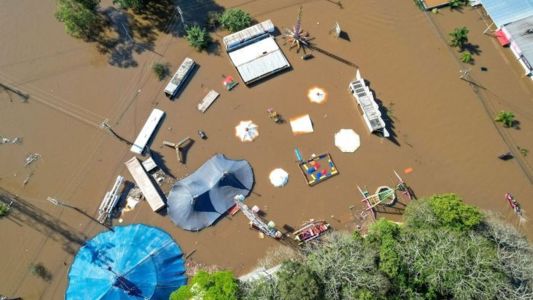 Foto mostra parque de diversões tomado pela água no Rio Grande do Sul