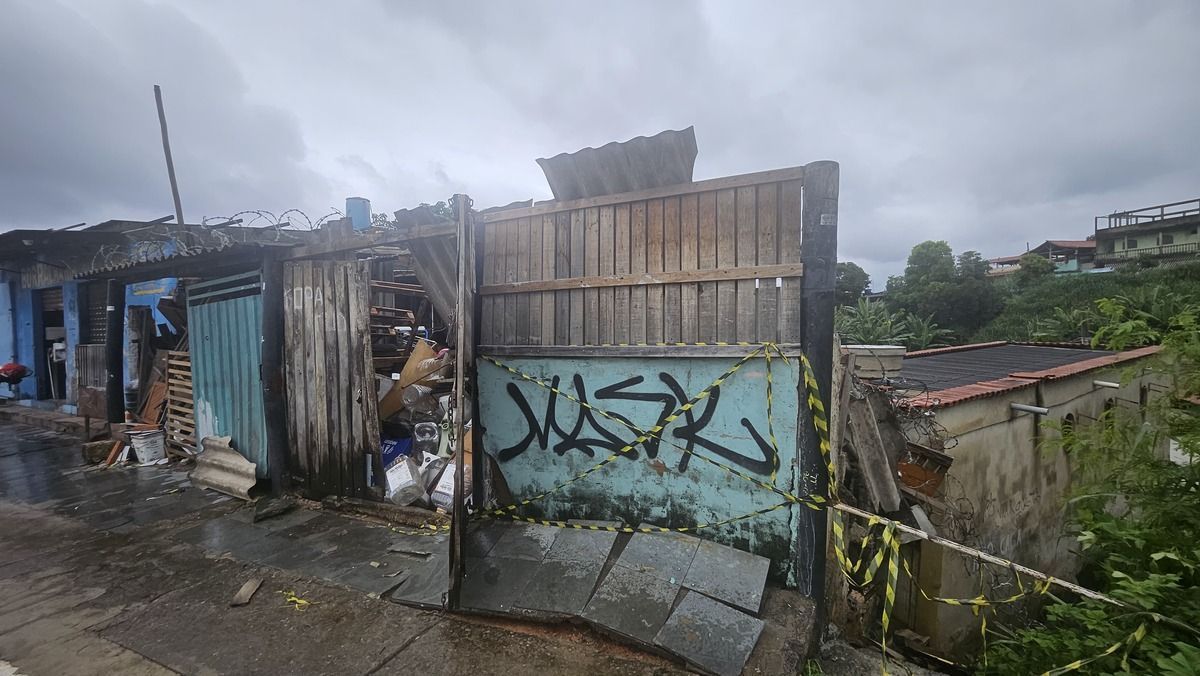 Casa desaba no bairro Parque São Pedro, em Belo Horizonte