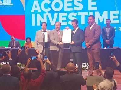 Alexandre Silveira e Gustavo Werneck, da Gerdau, mostram acordo para parque solar no Norte do estado