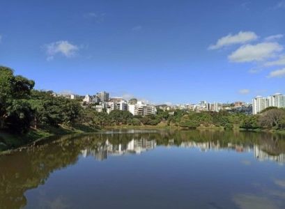 Projetado no final do século XIX, em estilo romântico inglês, o espaço, com seus 182 mil metros quadrados, abriga diferentes espécies de plantas, nascentes, fauna silvestre e vasta vegetação