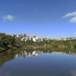 Comerciantes denunciam sujeira, mato alto e ocupação irregular em praça na região Centro-Sul de BH