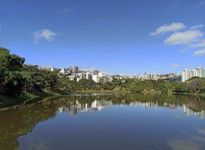 Projetado no final do século XIX, em estilo romântico inglês, o espaço, com seus 182 mil metros quadrados, abriga diferentes espécies de plantas, nascentes, fauna silvestre e vasta vegetação