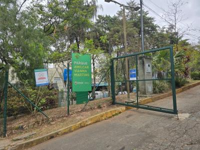 Projetado no final do século XIX, em estilo romântico inglês, o espaço, com seus 182 mil metros quadrados, abriga diferentes espécies de plantas, nascentes, fauna silvestre e vasta vegetação