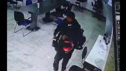 Parte da ação do homem foi flagrada por câmeras de segurança da escola