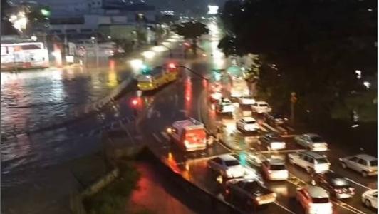 Parte da avenida ficou imperceptível por conta do alagamento