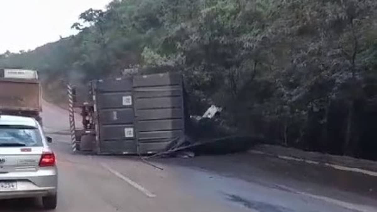 Vídeo: carreta de carvão tomba e interdita parcialmente a BR-040, na Grande BH