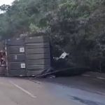 Vídeo: carreta de carvão tomba e interdita parcialmente a BR-040, na Grande BH