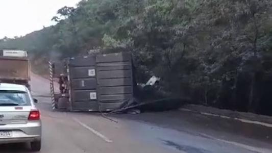 Parte da carga de carvão se espalhou na pista