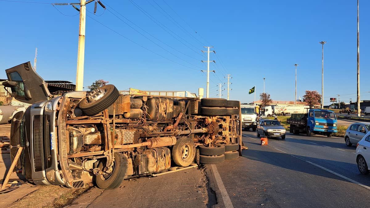 Vídeo: caminhão carregado com madeira tomba e fecha pista da BR-040