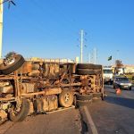 Vídeo: caminhão carregado com madeira tomba e fecha pista da BR-040