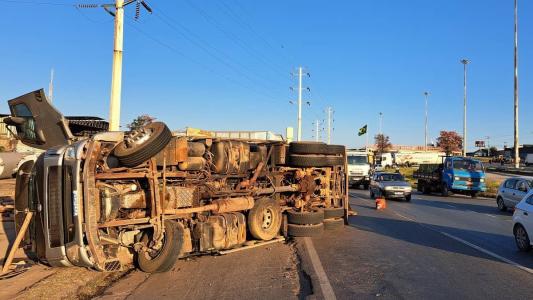 Parte da carga está espalhada pela pista