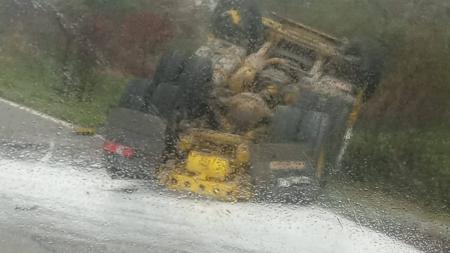 Parte da carga ficou espalhada na pista