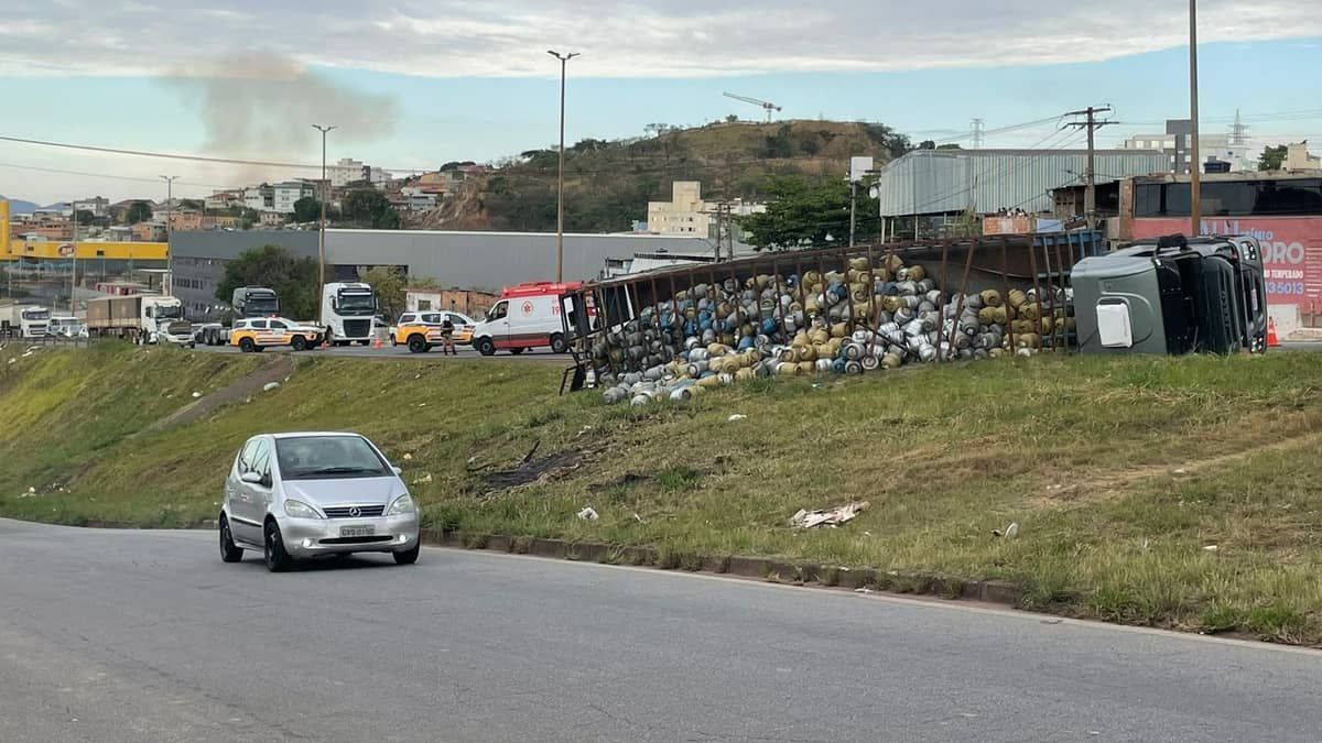 ‘Esse é o nosso Brasil’, diz motorista que teve carga de botijão de gás saqueada após acidente no Anel Rodoviário
