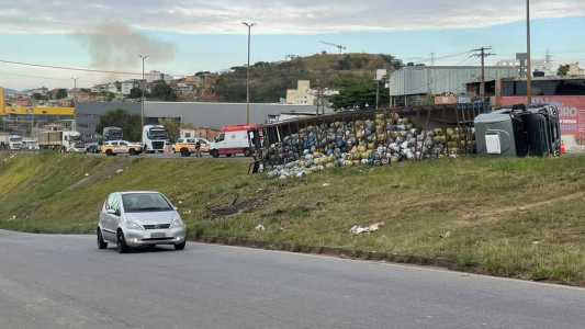 Parte da carga foi saqueada enquanto motorista precisava de socorro