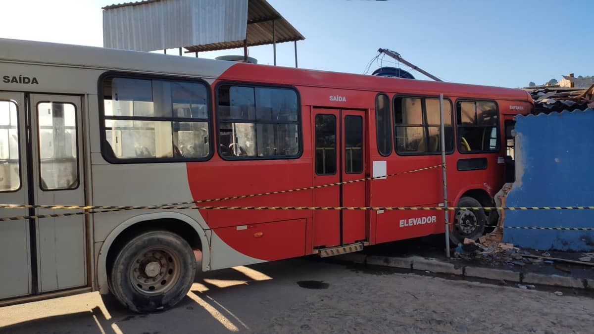 Motorista do ônibus que atingiu casa em Ribeirão das Neves perdeu o freio ao convergir, descreve ocorrência