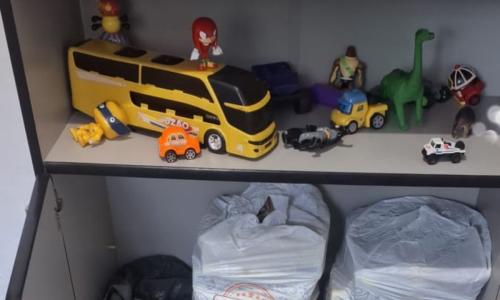 Parte da droga estava guardada em armário com brinquedos em local vistoriado durante operação da PM em Carangola (MG)