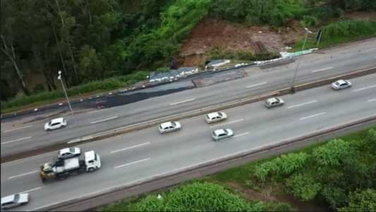 Parte da faixa da direito do Anel Rodoviário, na descida do Betânia, afundou neste domingo (8)