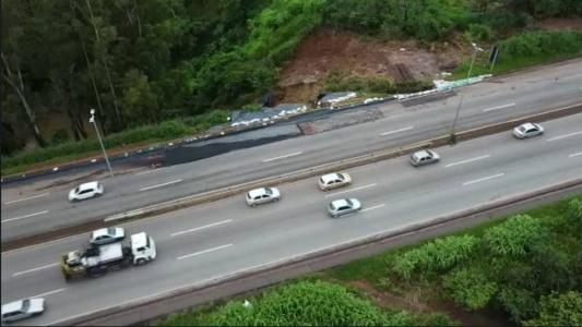 Parte da faixa da direito do Anel Rodoviário, na descida do Betânia, afundou neste domingo (8)