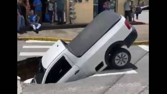 Parte da frente do veículo ficou destruída após a queda na cratera