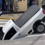 Carro é 'engolido' por cratera que se abriu no Centro de João Monlevade: veja vídeos
