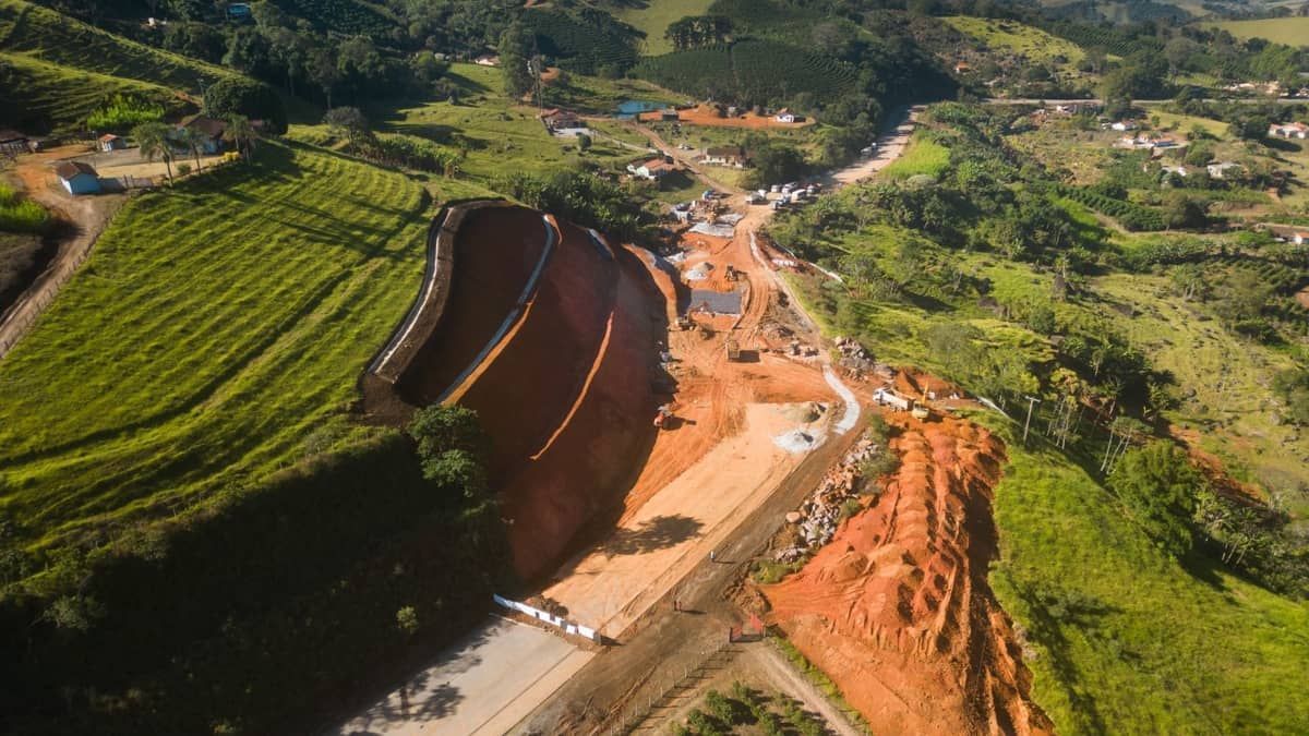 BR-459, no Sul de Minas, deve ser liberada neste sábado (10), cinco meses após deslizamento