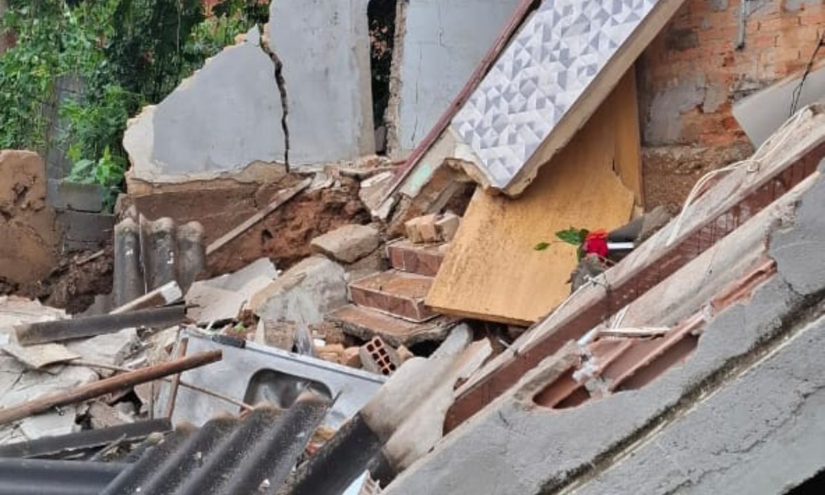 Parte de casa é carregada por correnteza em São João del-Rei (MG)