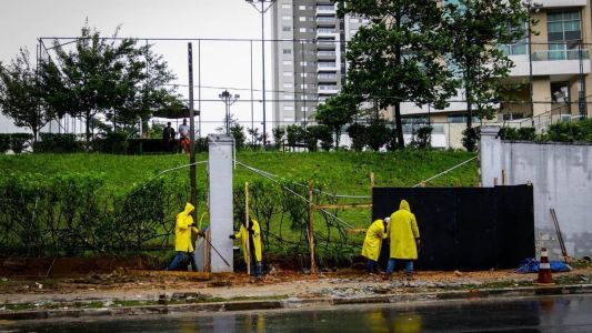 Parte de muro de um condomínio de alto padrão em Osasco na Grande São Paulo desabou no início da noite de sábado