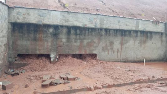 Parte de muro é derrubado neste domingo (1º) após forte chuva em Poços de Caldas