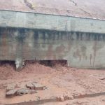 Parte de muro desaba durante forte chuva em Poços de Caldas 