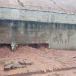 Parte de muro desaba durante forte chuva em Poços de Caldas