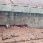 Parte de muro desaba durante forte chuva em Poços de Caldas