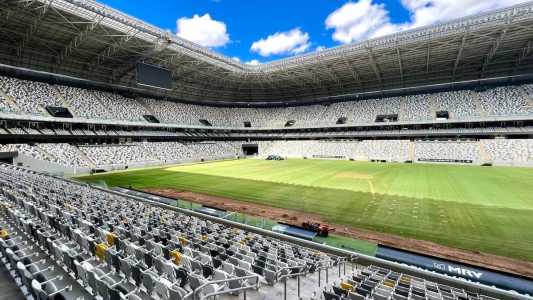 Parte do gramado à frente do banco de reservas será substituída