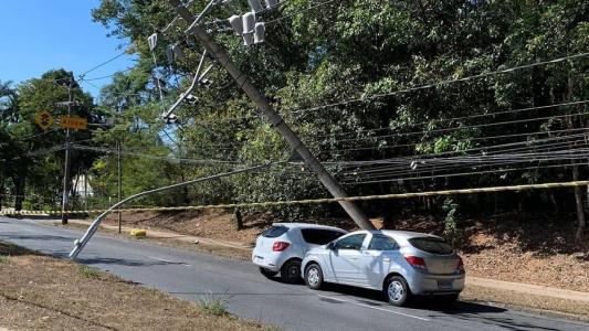 Parte do poste caiu na avenida José Cândido da Silvério