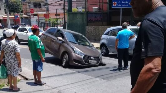 Parte do veículo caiu dentro do buraco