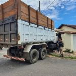Adolescente sem habilitação bate caminhão e destrói casa em Araxá