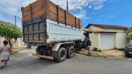 Parte do veículo entrou na casa atingida