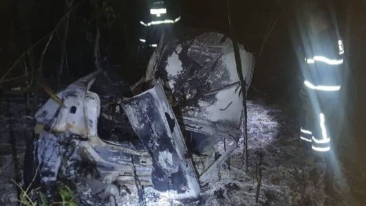 Parte do veículo pegou fogo após cair de ribanceira