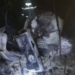 Homem morre após carro cair de ribanceira e se partir ao meio