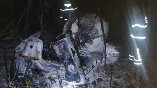 Parte do veículo pegou fogo após cair de ribanceira