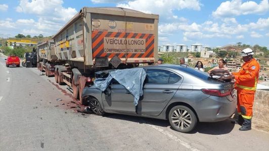 Parte frontal do carro ficou bastante danificada