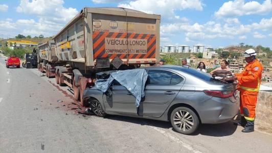 Parte frontal do carro ficou bastante danificada