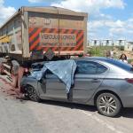 Mulher morre após carro bater em traseira de carreta na região Norte de BH