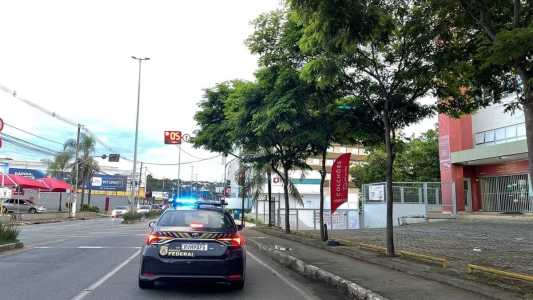 Participam da operação 37 policiais federais e 16 servidores da Receita Federal