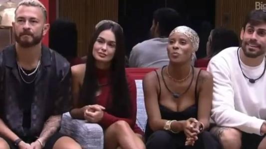 Participantes ouvindo, atentamente, a bronca de Tadeu Schmidt