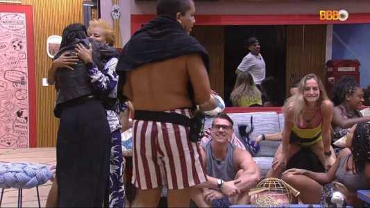 Participantes se abraçam e dançam com o fim da conexão