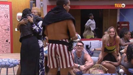 Participantes se abraçam e dançam com o fim da conexão