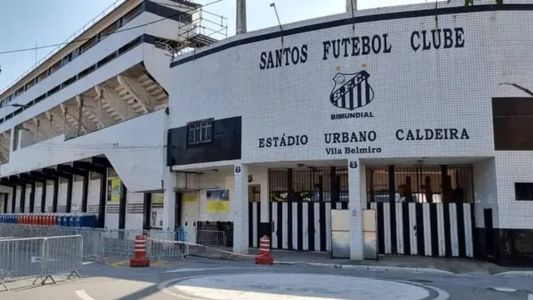 Partida entre Santos e Atlético é disputada na Vila Belmiro