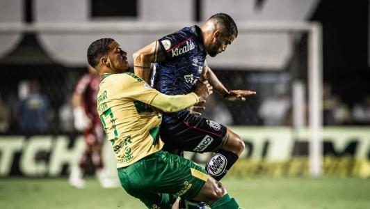 Partida foi de muita disputa e pouca inspiração na Vila Belmiro