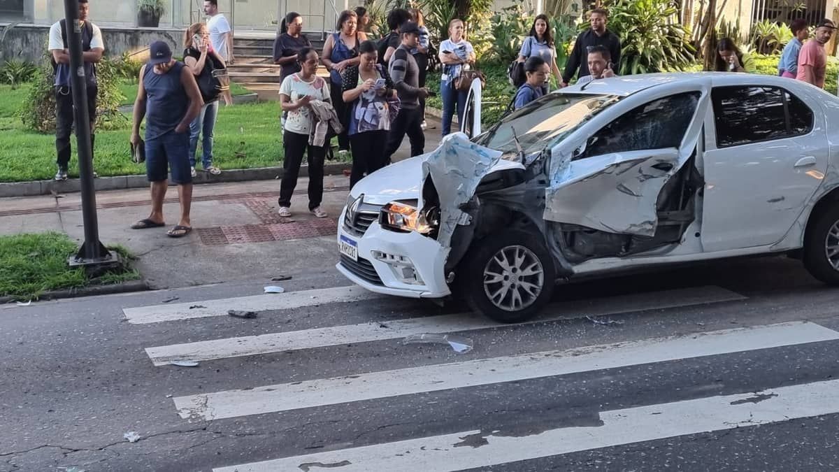 Batida entre Logan e ônibus deixa uma pessoa ferida e trava o trânsito na José Cândido da Silveira