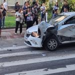 Batida entre Logan e ônibus deixa uma pessoa ferida e trava o trânsito na José Cândido da Silveira